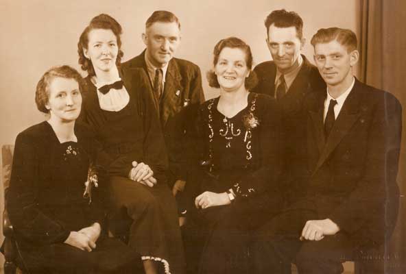Foto fra 20-2-1949 af Anna og Espers børn Fra venstre til højre: Valborg, Magda, Listo, Erica, Viggo og Thorvald (Theodor døde i Amerika i 1933, han udvandrede i 1911)