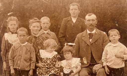 Foto fra før 1909 da yngste barn Magda ikke er med Bedstemor Ane og bedstefar Esper Børn fra venstre til højre: Laura, Viggo, Listo, Erika, Valborg, Theodor og Thorvald