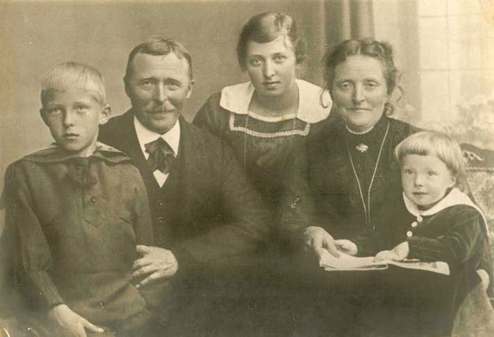 Bedstemor Thomasine og Bedstefar Niels Møller (ca 1922) med min mor, Kirstine bagest, morbror Møller til venstre og morbror Arne til højre