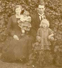 Mor Kirstine og far Viggo med Anna og Esther i Roum 1925 til bedstemor og bedstefars sølvbryllup