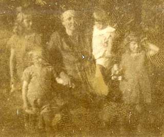 Thomasine i Roum i 1929 med børnebørnene Anna, Niels, Evald og mig (Esther)